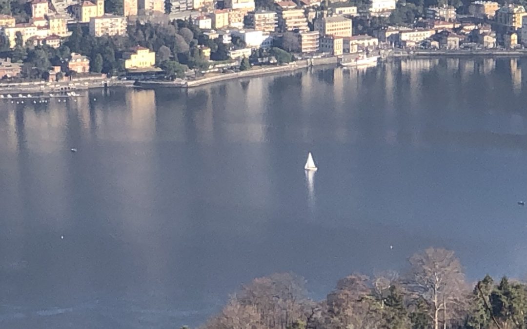 L’amore è dondolarsi su un’altalena in una giornata tiepida di primavera tenendosi per mano.